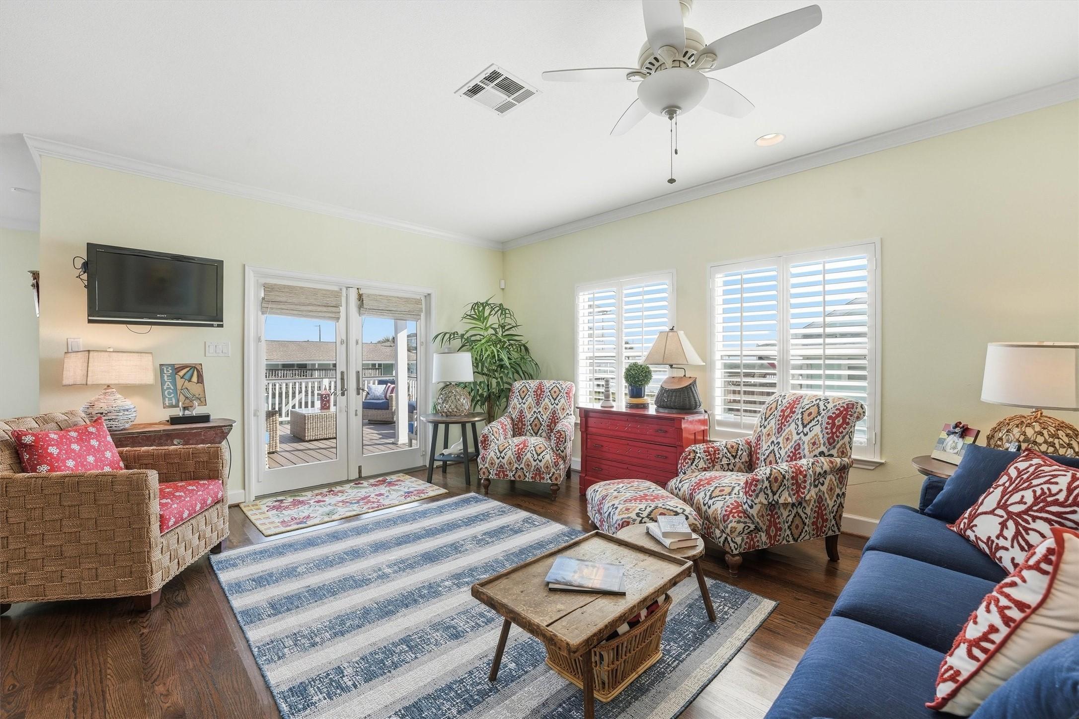 Image 4: Comfortable living space that opens to the outdoor