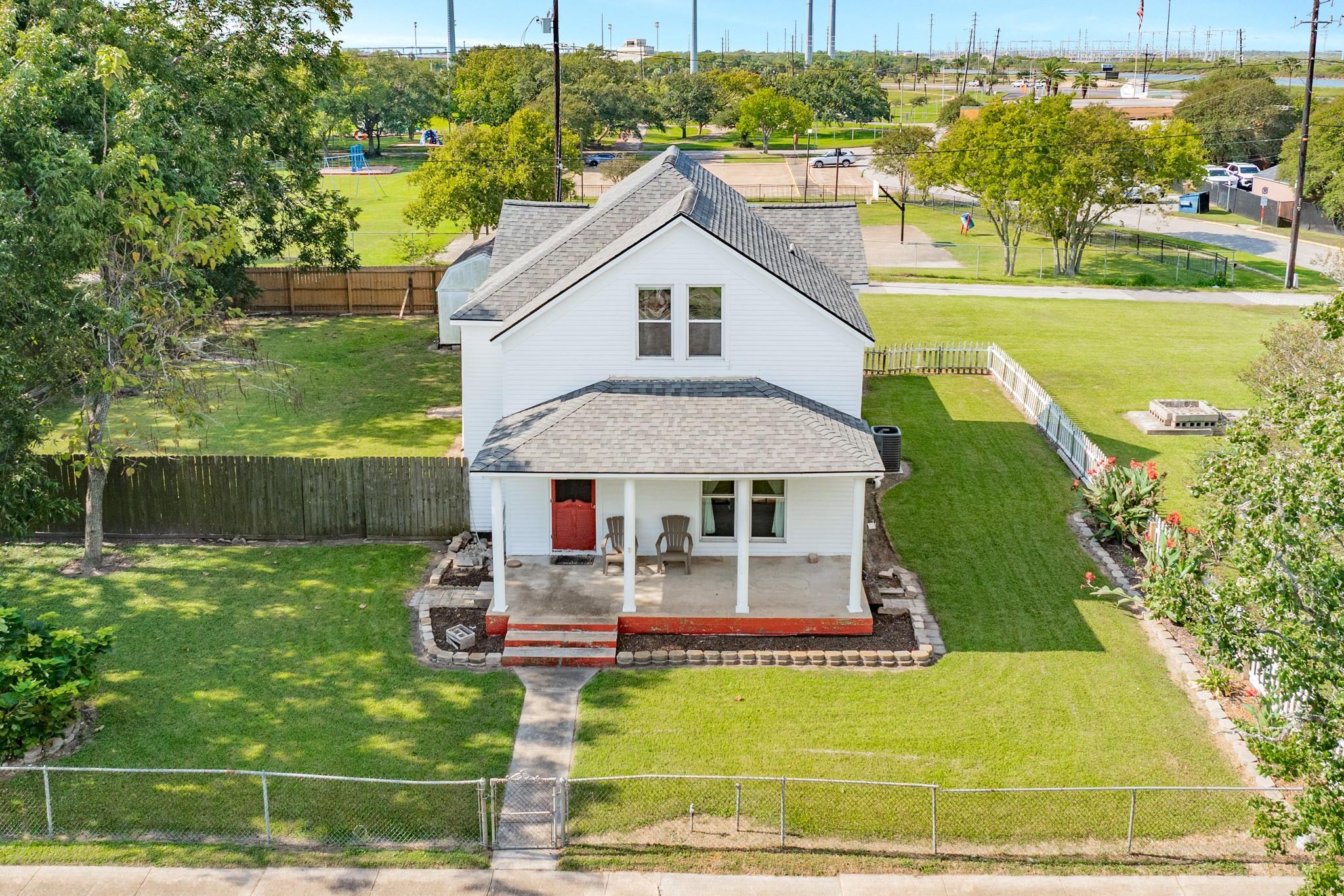 Image 3: Historic 1900 Folk Victorian on a spacious corner