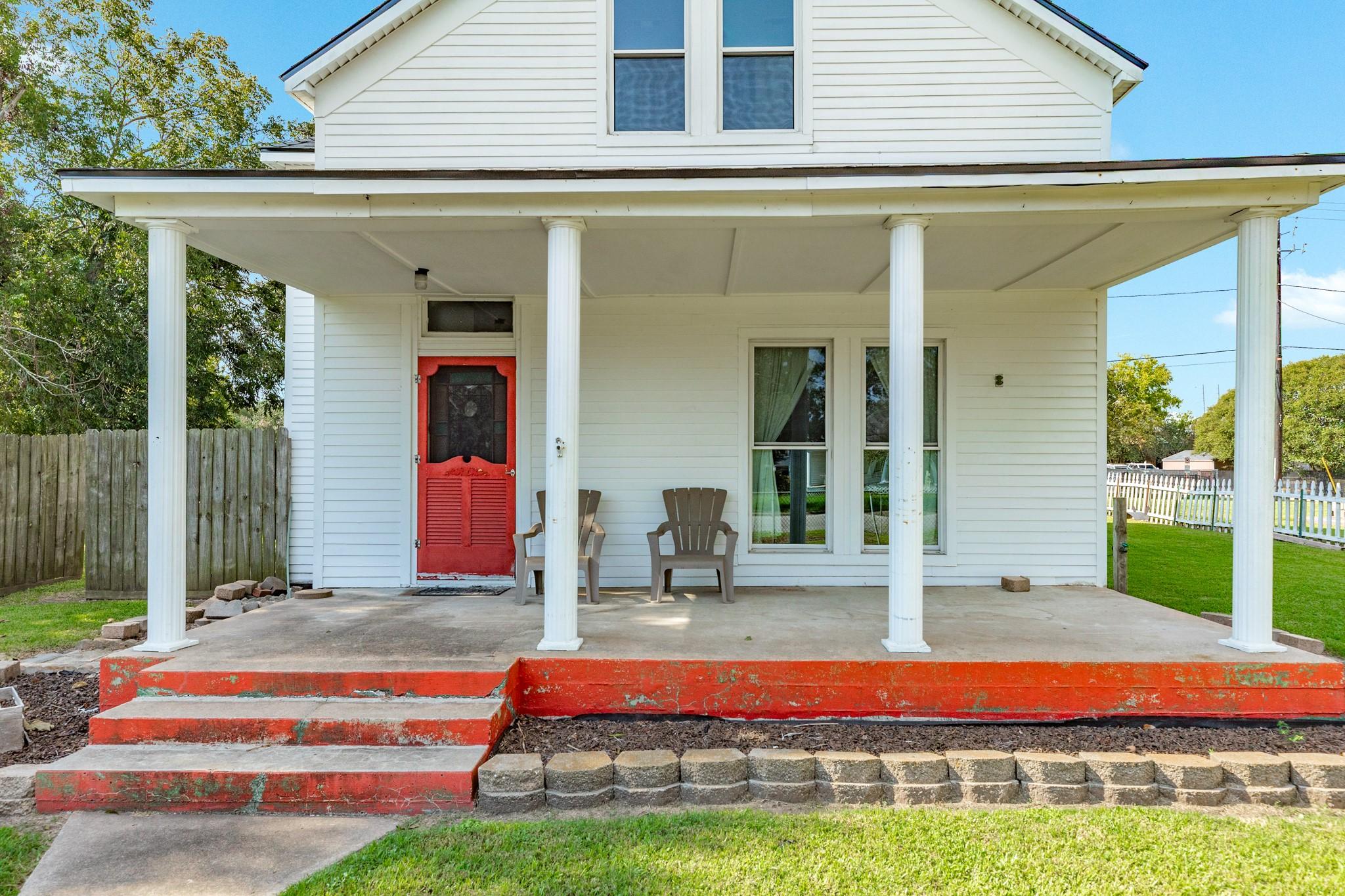 Image 4: Wide covered porch &mdash; perfect for relaxing mornings