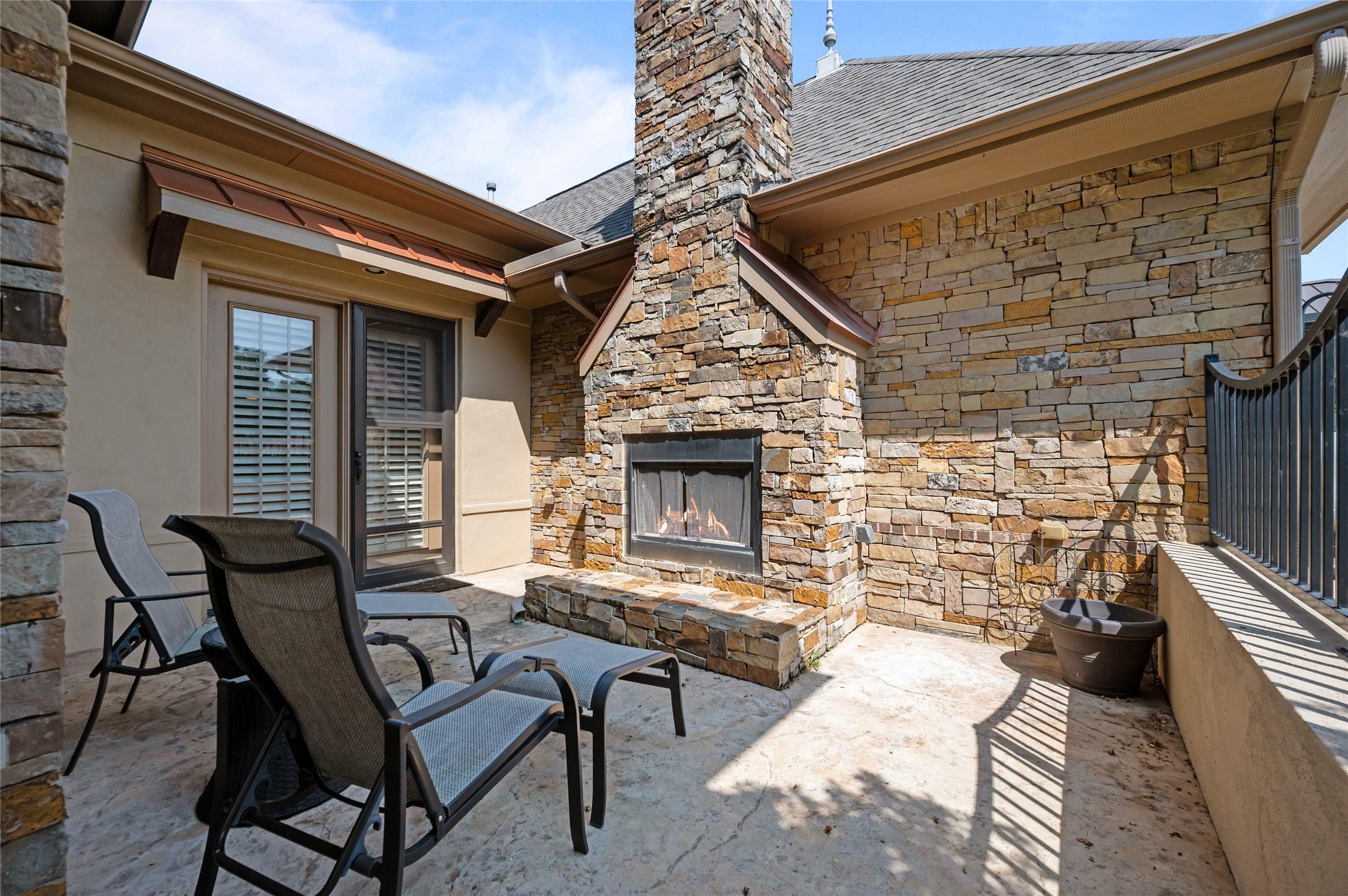 Image 2: Quiet & Cozy front patio area