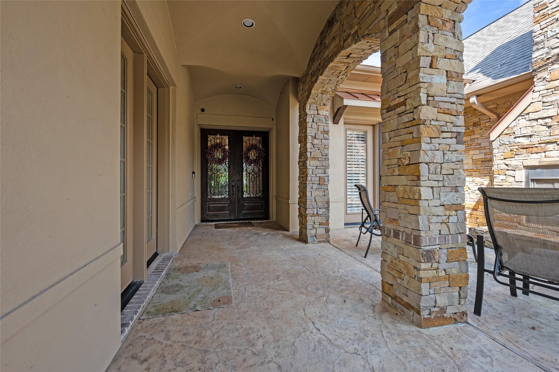 Image 3: Front entry