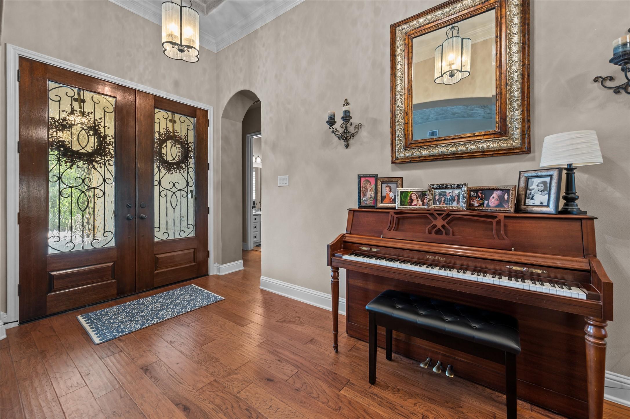Image 4: Nice double door entry