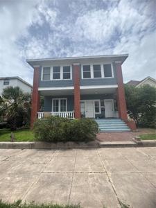2206 Bernardo De Galvez Avenue