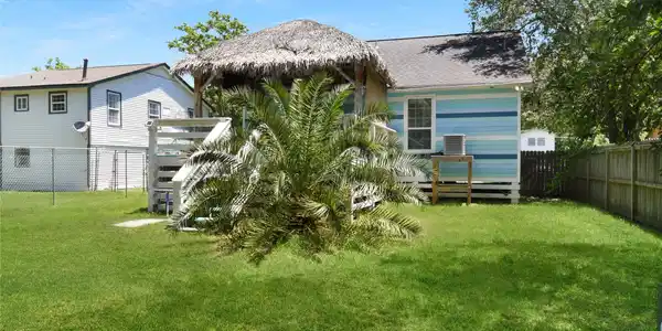 Image 3: Discover the perfect oasis in this inviting backya