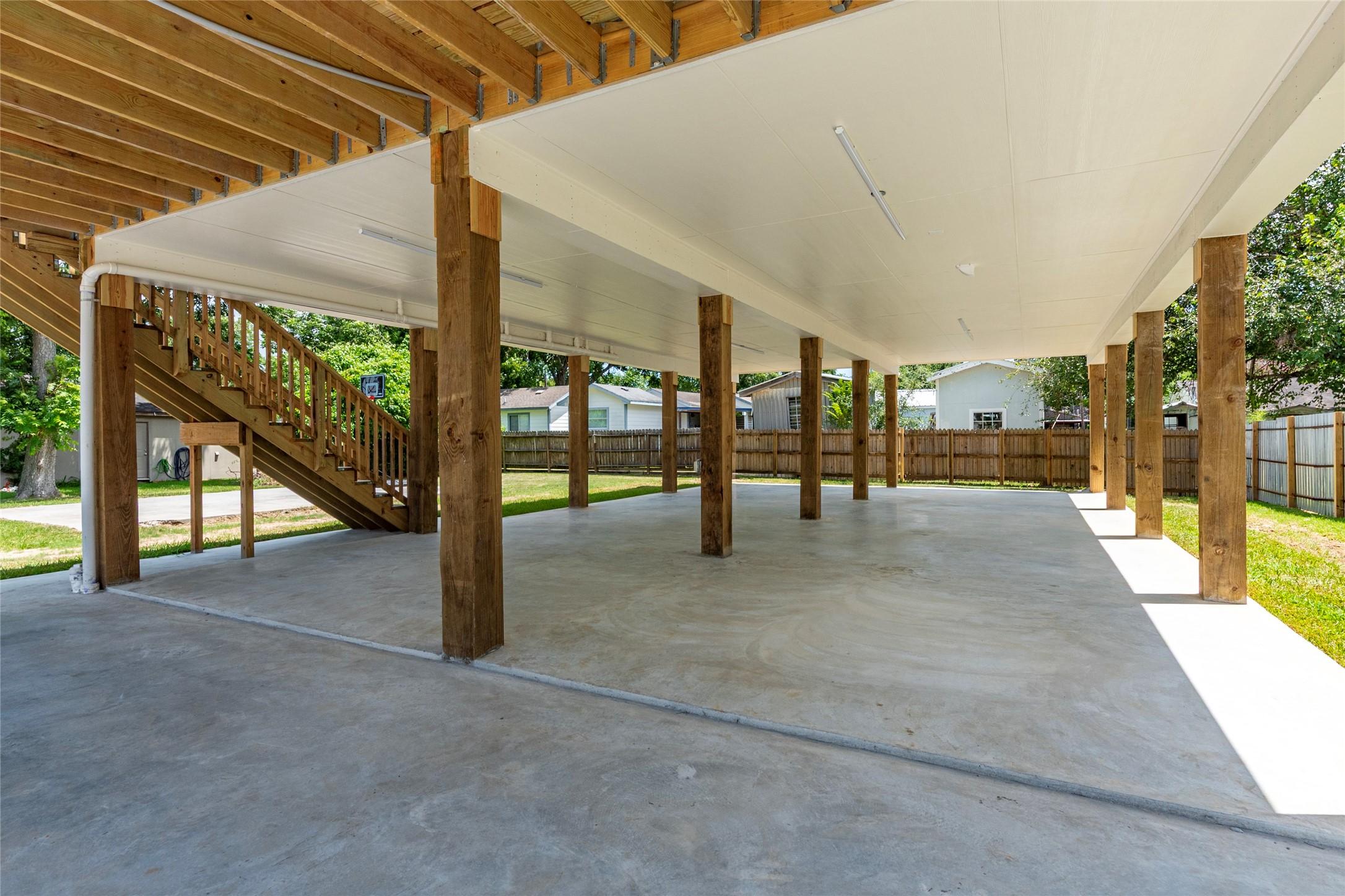 Image 2: Bring your boat!  Extra wide driveway and tons of