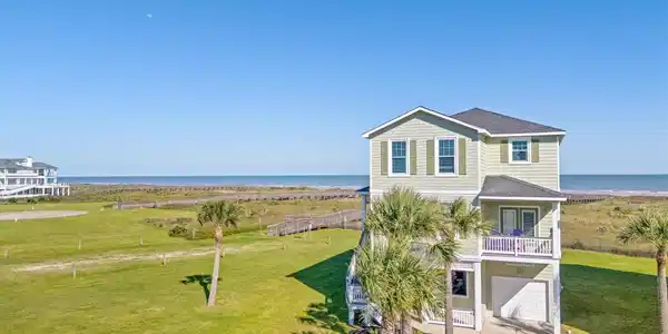 Image 2: This fantastic 4 bedroom, 4 bath home in Pointe We