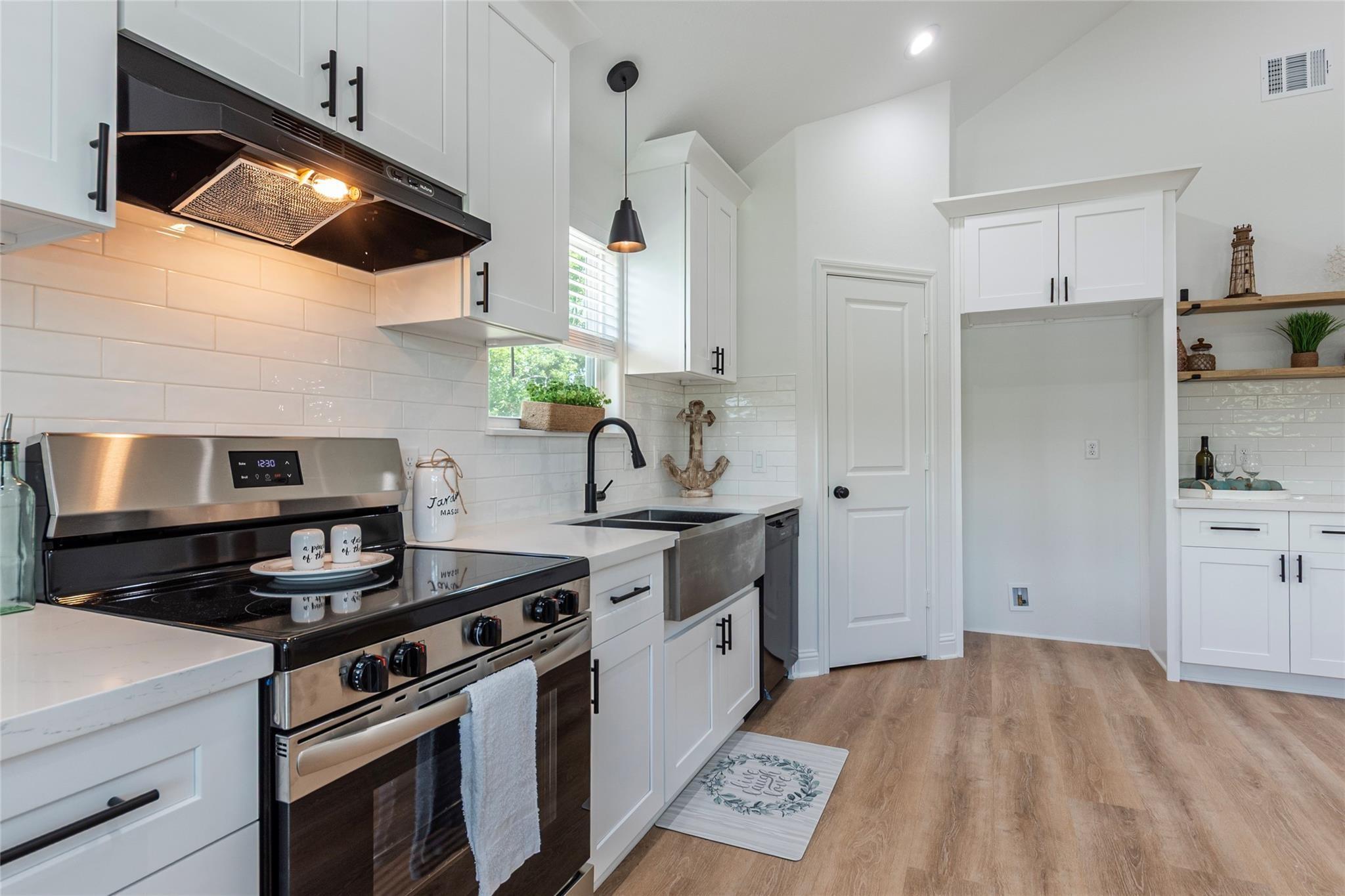 Image 4: Stainless steel electric range and oven with overh