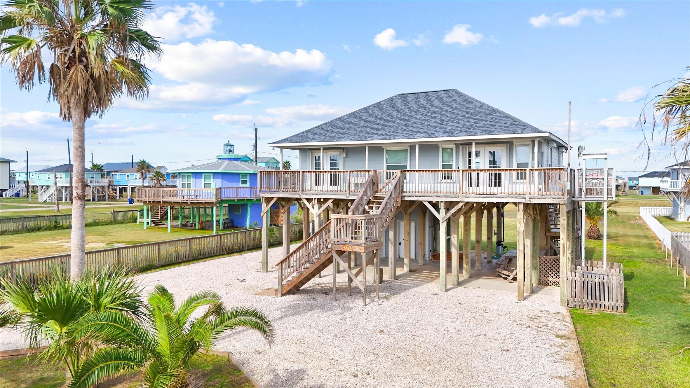 Image 2: Spacious circular driveway with room for boat park