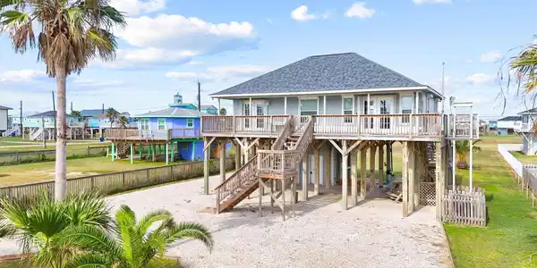 Image 2: Spacious circular driveway with room for boat park