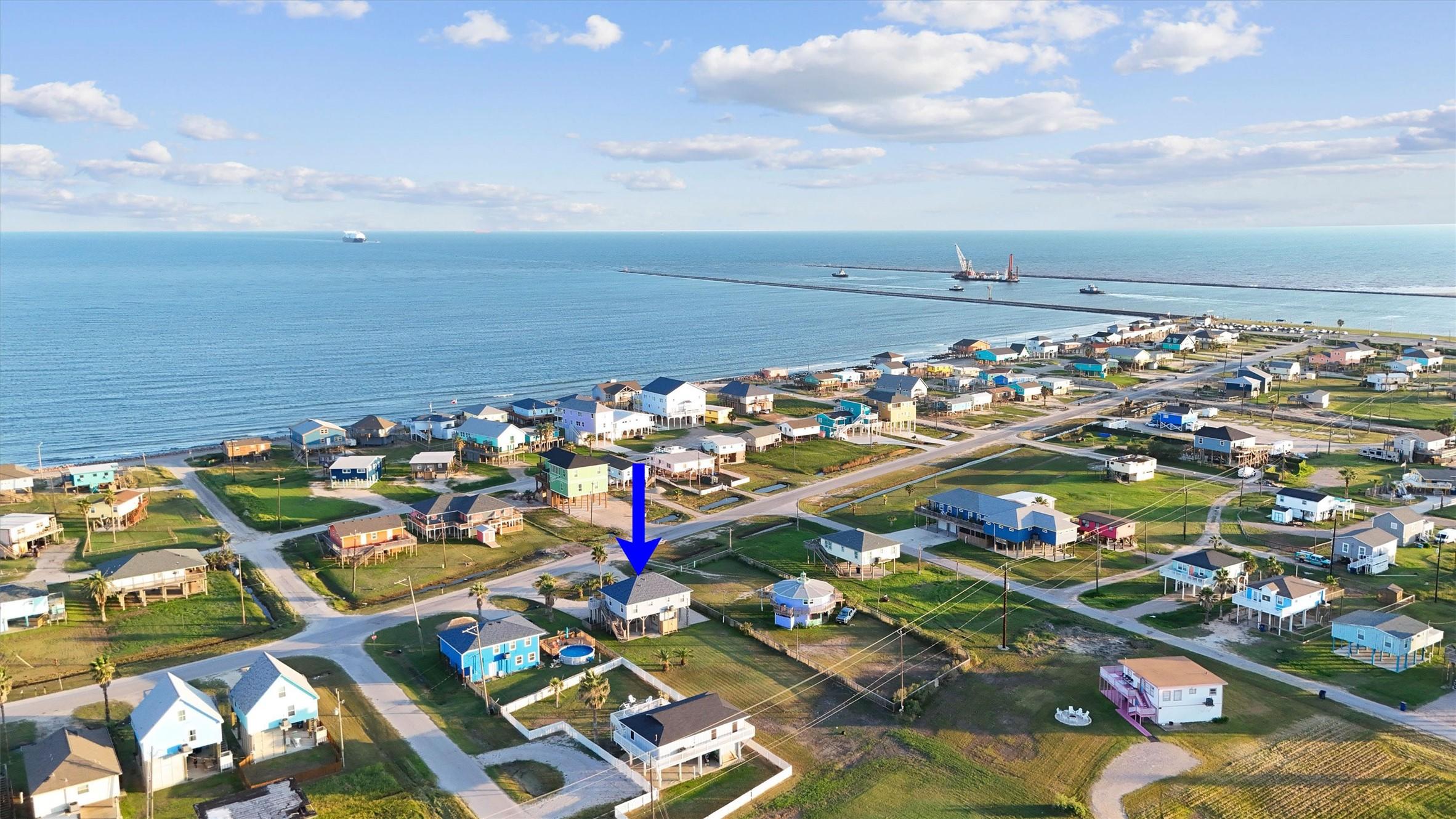 Image 4: Enjoy peek-a-boo views of the Gulf and a clear vie