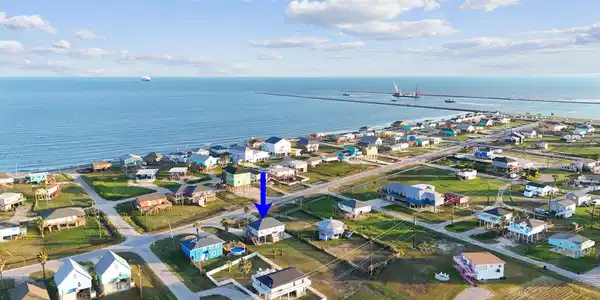 Image 4: Enjoy peek-a-boo views of the Gulf and a clear vie