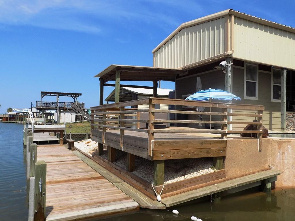Image 4: Pier and sun porch.  Are you seeing the way this w