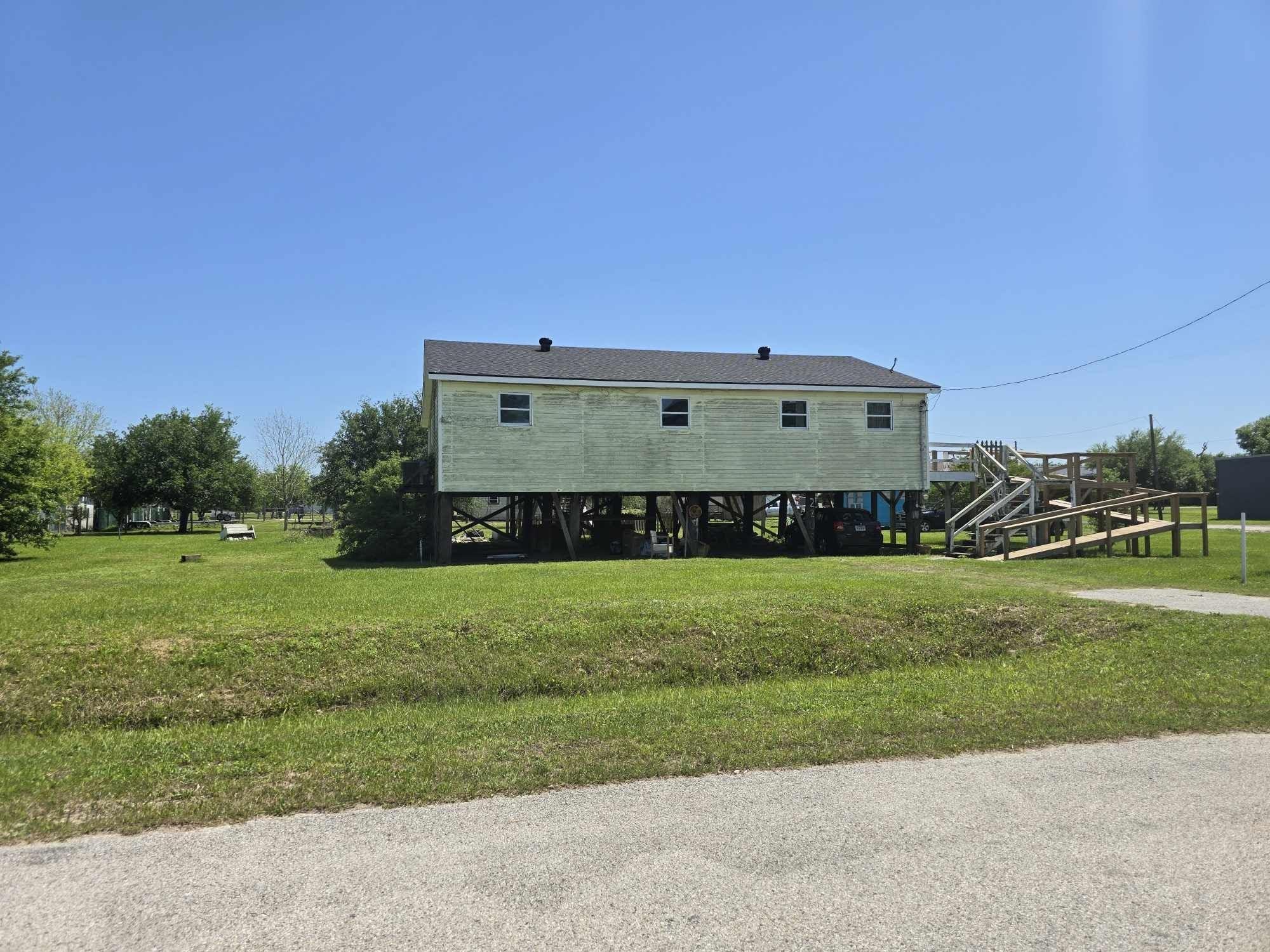 Image 2: Almost half acre lot!