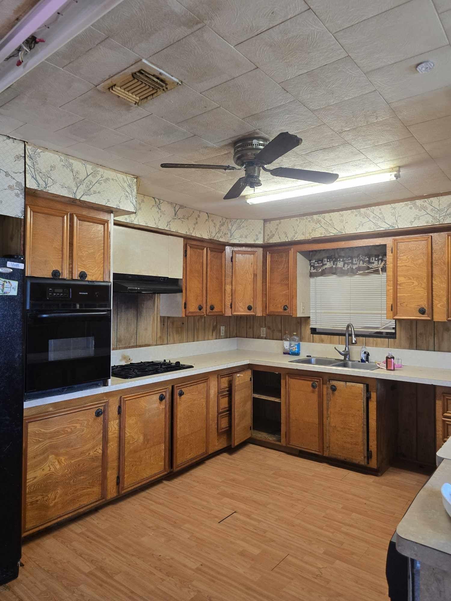 Image 4: Large open kitchen with bar area