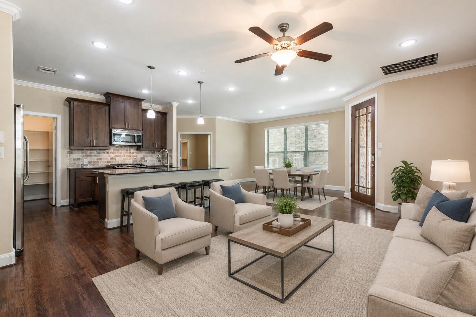 Image 4: Living, kitchen and dining combo great for gatheri