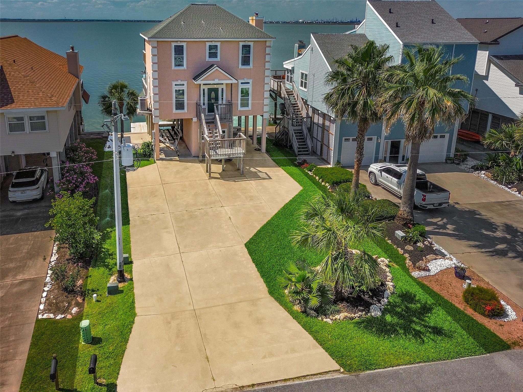 Image 2: Situated directly on the bay with unobstructed vie