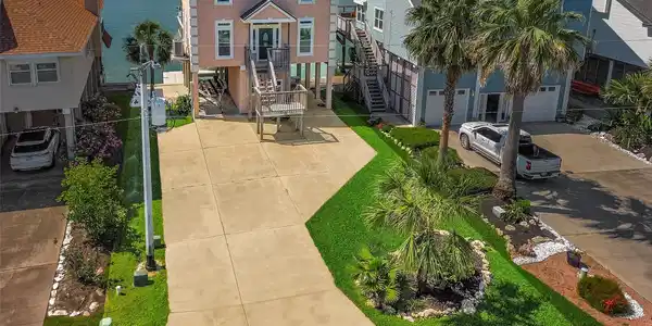 Image 2: Situated directly on the bay with unobstructed vie