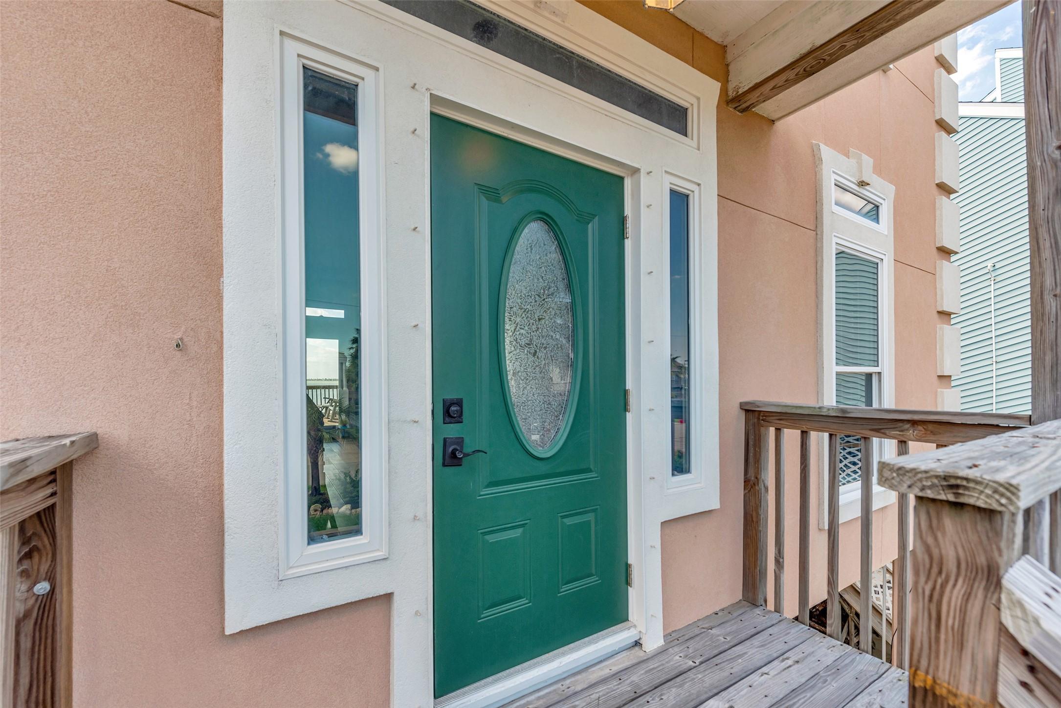 Image 3: Greet guests with charm at the covered front Entry