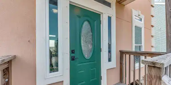 Image 3: Greet guests with charm at the covered front Entry