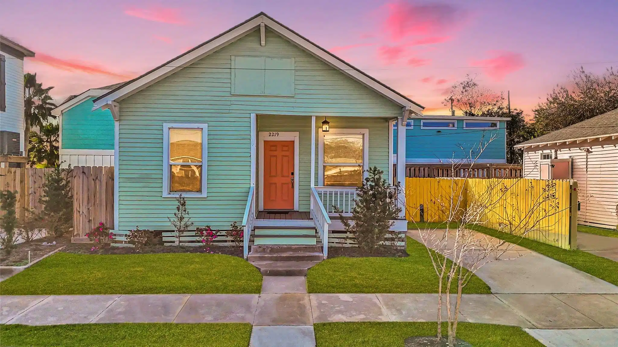 Image 1: Charming coastal cottage! Just blocks from the bea