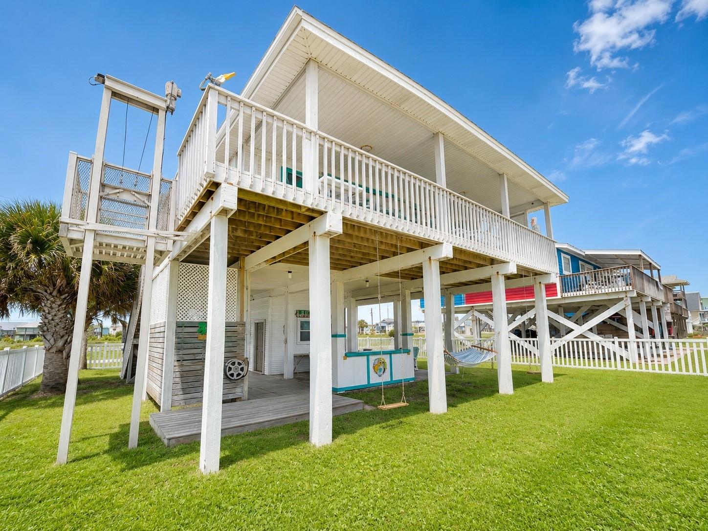 Image 2: Large Fenced in yard with Lift.
