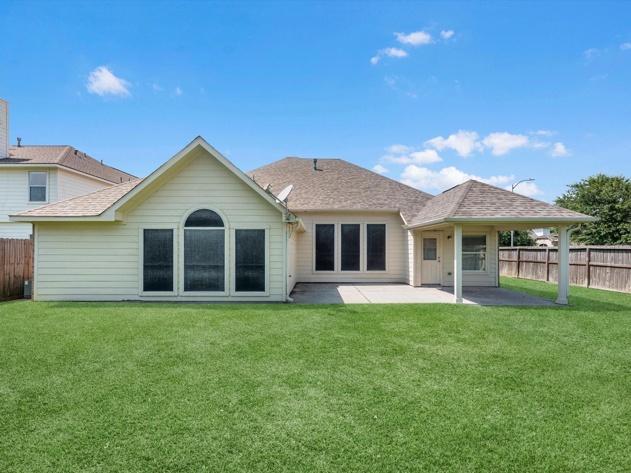 Image 4: Over-sized backyard w/ extended, covered patio