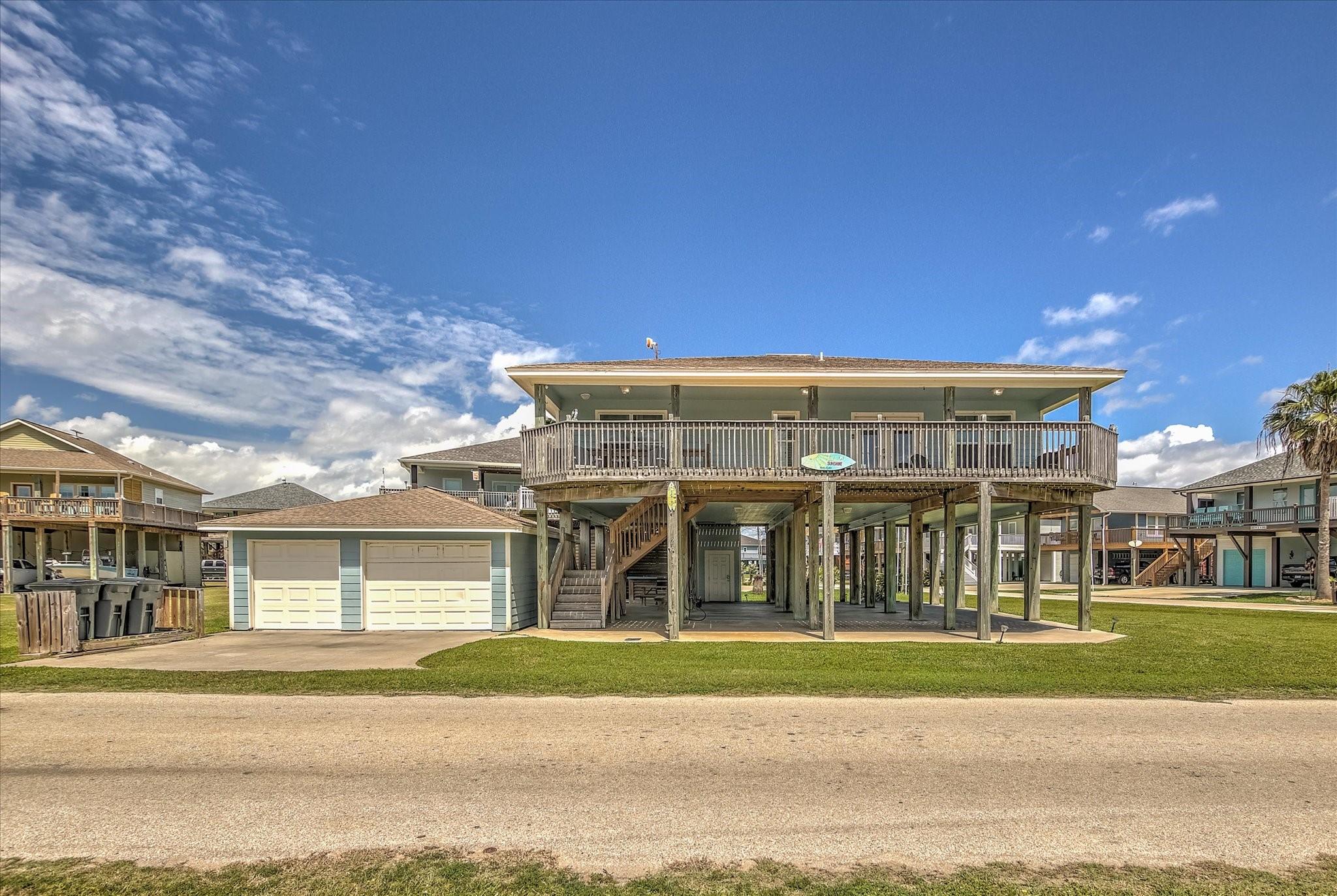 Image 4: Nice 2 car garage!