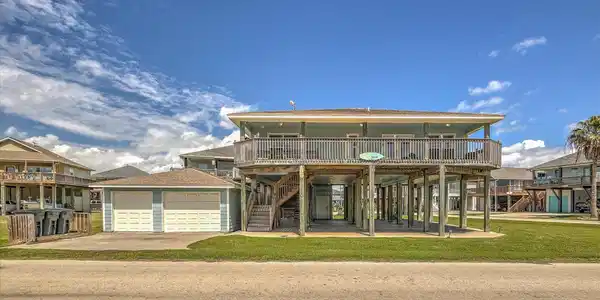 Image 4: Nice 2 car garage!