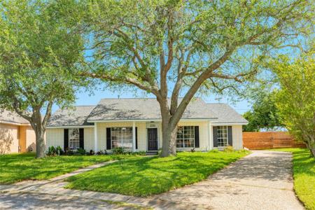 2700 E Palm Circle