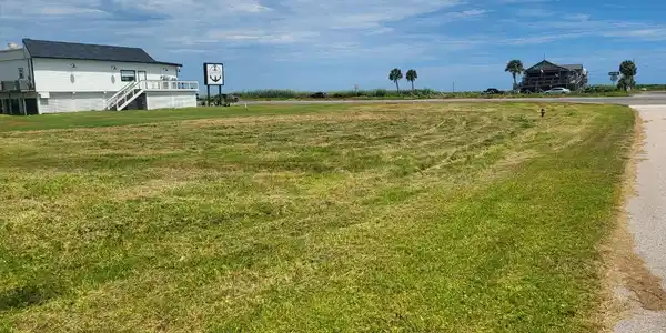 Image 2: Great corner exposure and easy access to FM 3005.