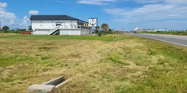 Image 4: Options abound for this and the adjacent lot.