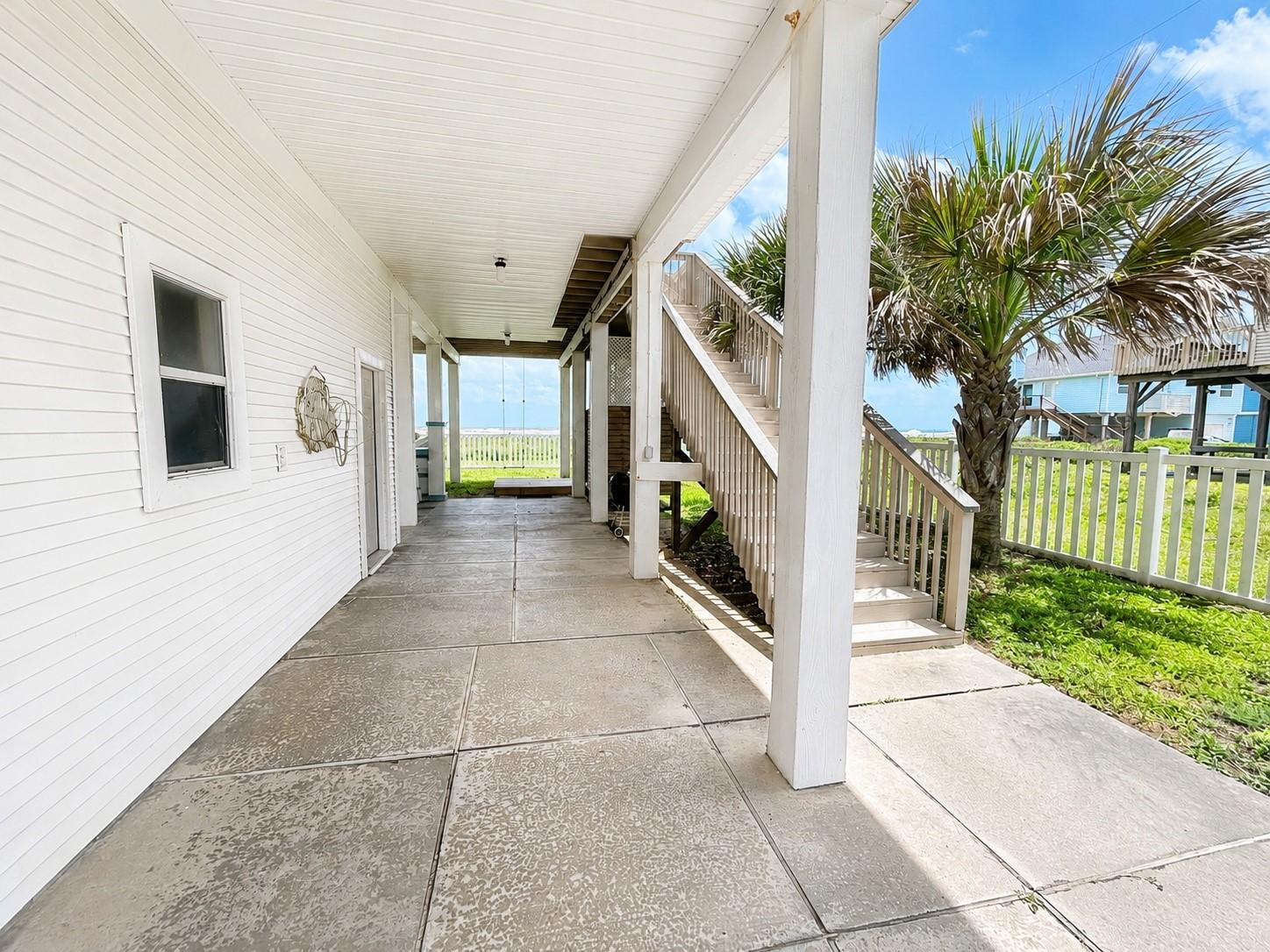 Image 4: Covered Entry Driveway