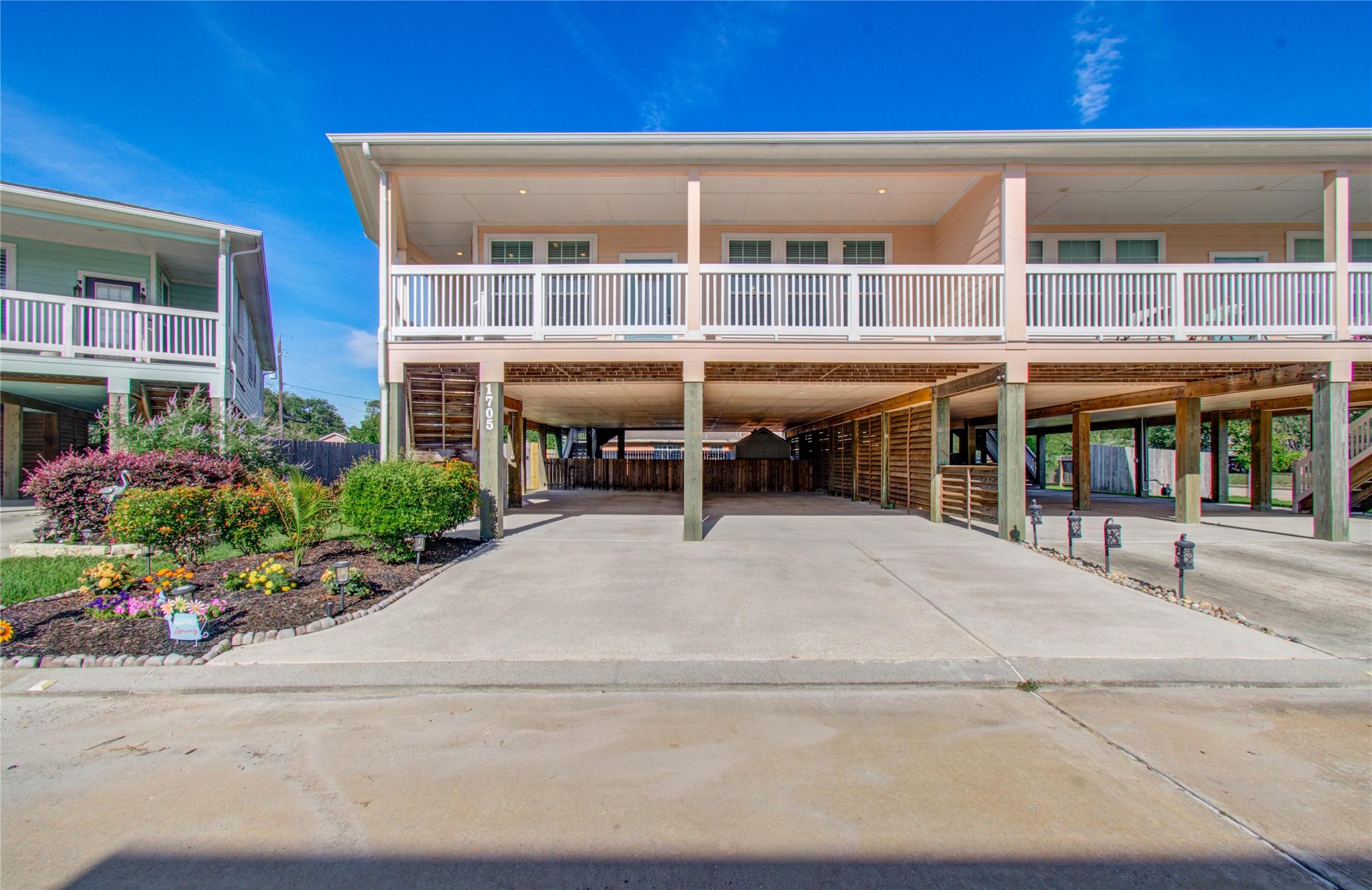 Image 3: Wide driveway!