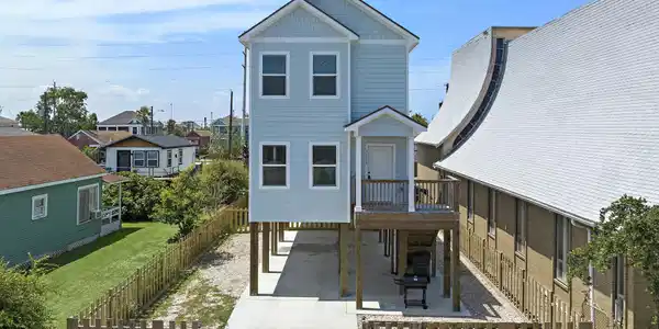 Image 2: Walking distance to the Strand and 2.5 miles to St