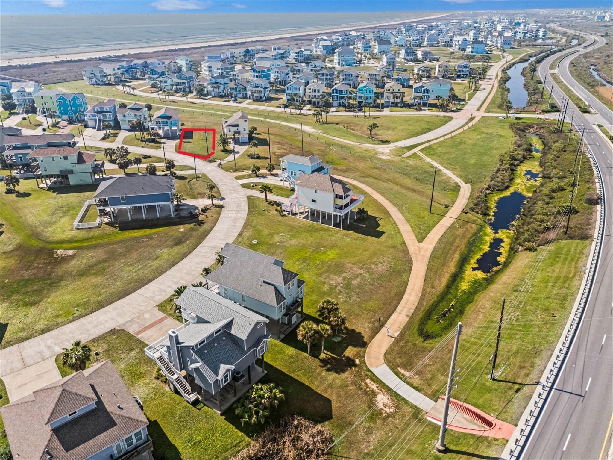 Image 2: Lot on west side
of subdivision;crossover at end