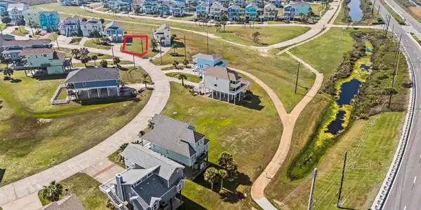 Image 2: Lot on west side
of subdivision;crossover at end
