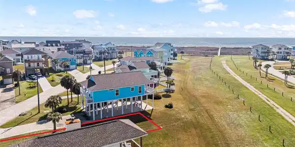Image 4: Greenbelt  allowing for Gulf view from house