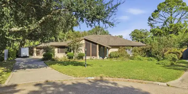 1718 Fairhill Circle