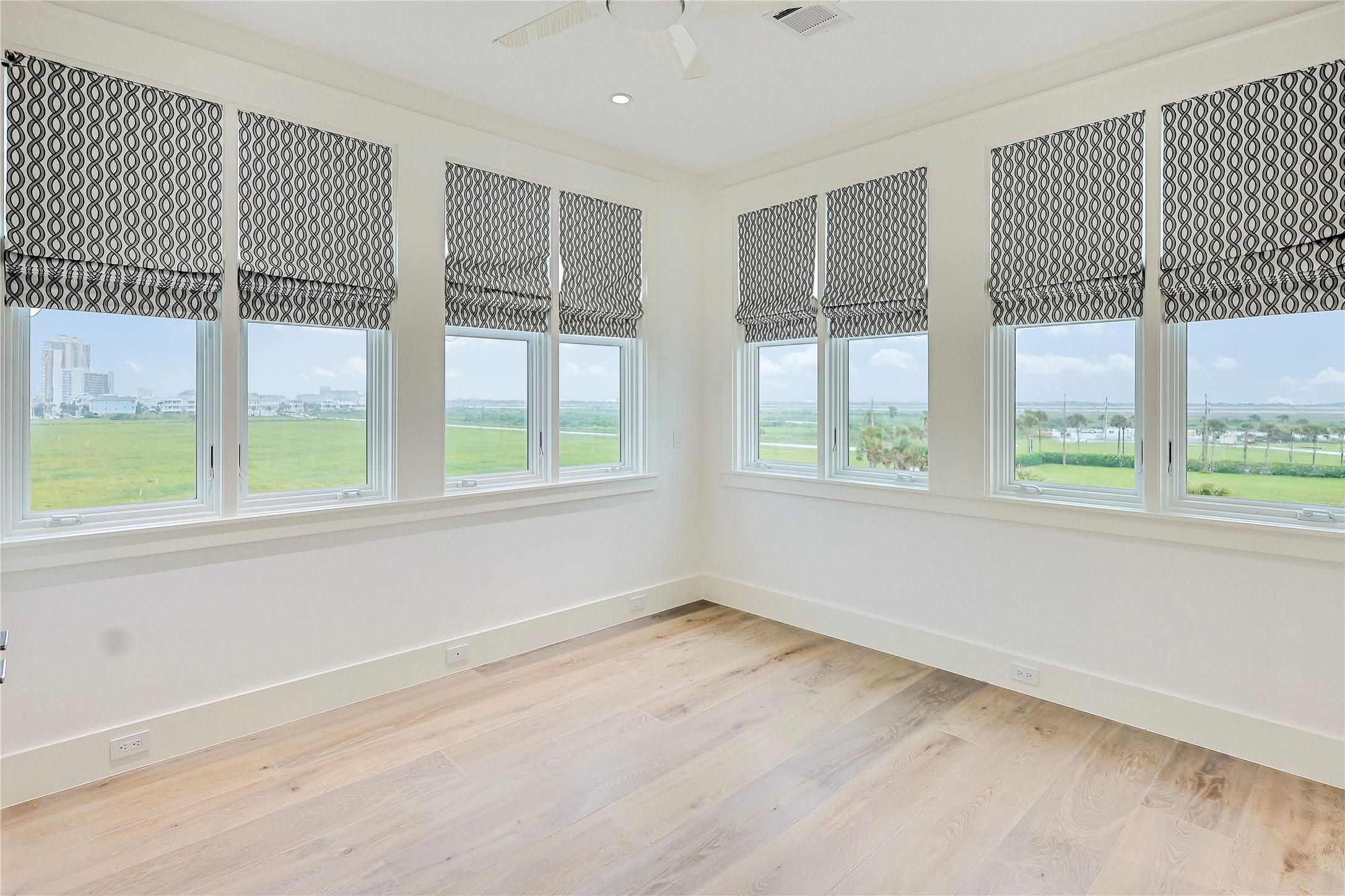 Image 4: Wake up to panoramic views of Galveston&rsquo;s serene E