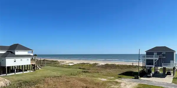 Image 3: Breathtaking beach and gulf views.