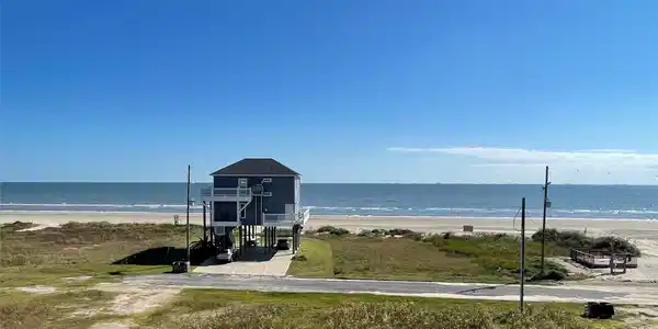 Image 4: Stunning oceanfront vistas.