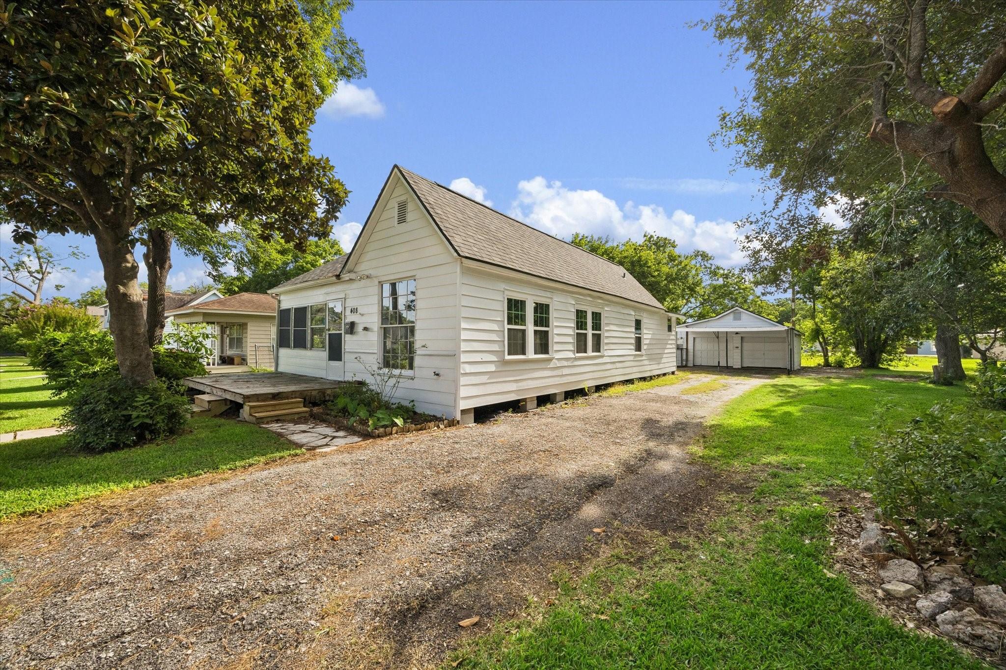 Image 2: Single-wide driveway to the two car carport and de