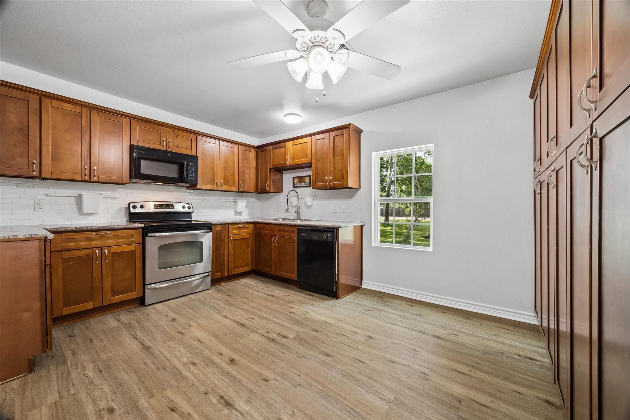 Image 4: Kitchen/breakfast combo, view from the living room
