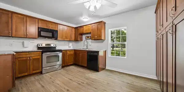 Image 4: Kitchen/breakfast combo, view from the living room