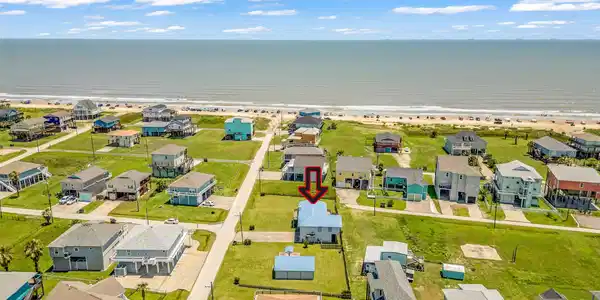 Image 3: Walking distance from the beach with 360 unobstruc