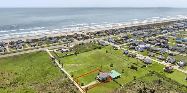 Image 2: Prime coastal location just steps from the beach,