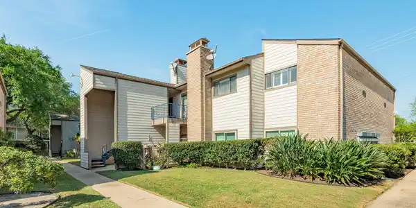 7140 N Holiday Drive