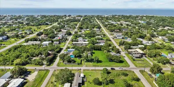 Image 4: High-angle aerial perspective captures the neighbo