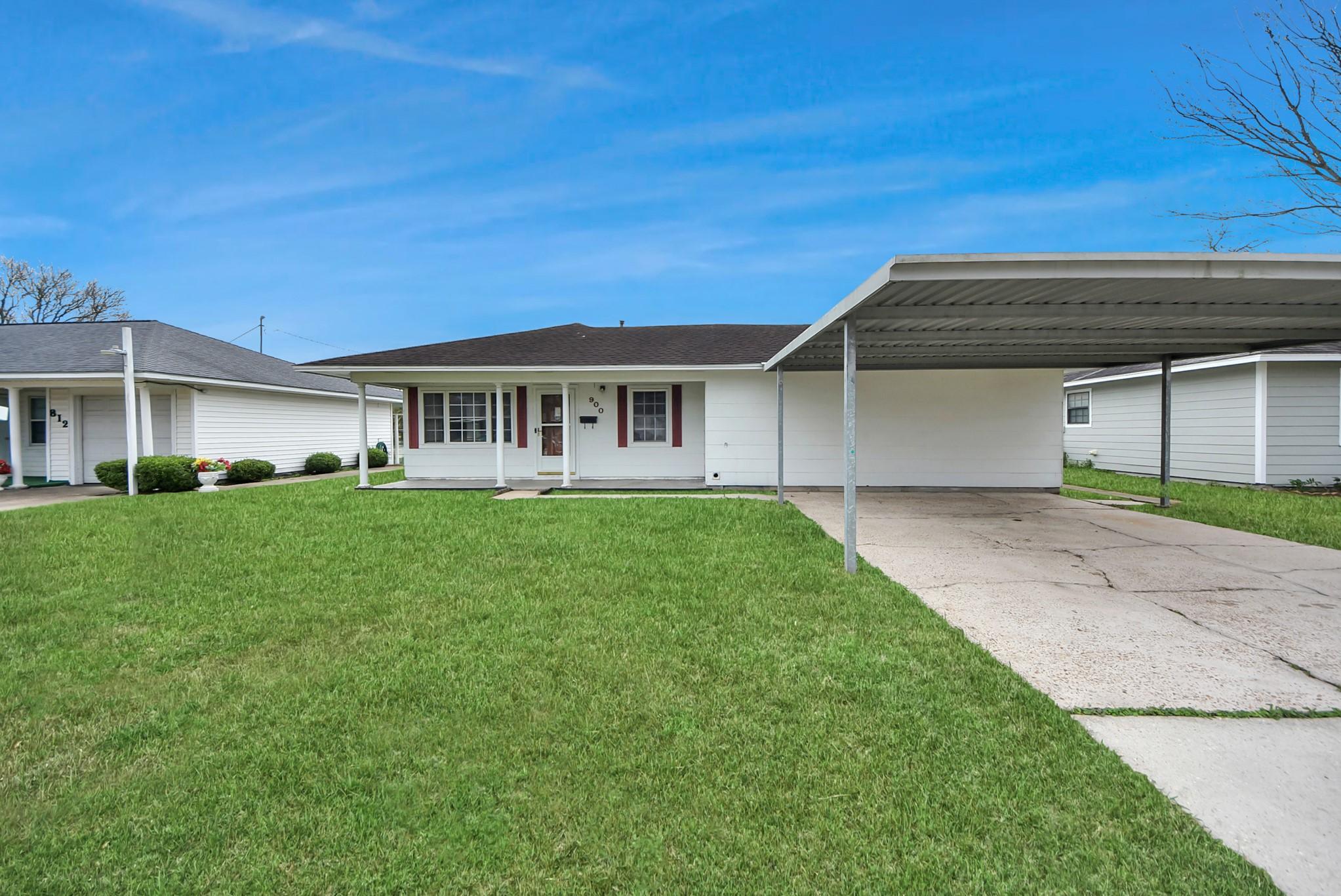 Image 4: Front yard