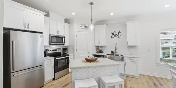 Image 3: The kitchen showcases granite counbtertops, stainl